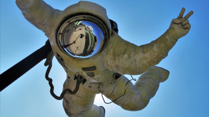 astronaut_ghostwriting_storytelling_1920x1080
